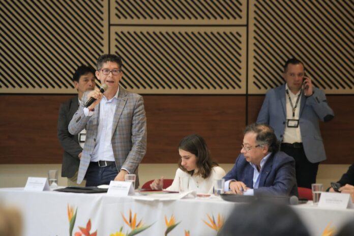 Gustavo Petro, presidente de la República junto con el Gobernador, Ramiro Barragán.